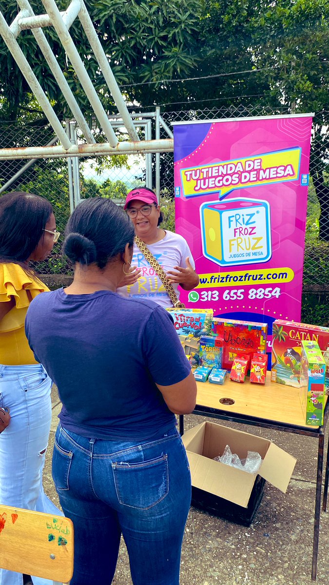 frizfrozfruz's tweet photo. Poder ser parte de estos procesos nos llena de alegría. 
Donación de juegos de mesa a una escuela rural del corregimiento de Robles en el municipio de Jamundí. 

#donate #boardgames #juegosdemesa #juegosdemesacolombia #graciasDevir #graciasAzahar https://t.co/zvS8uOfPbT