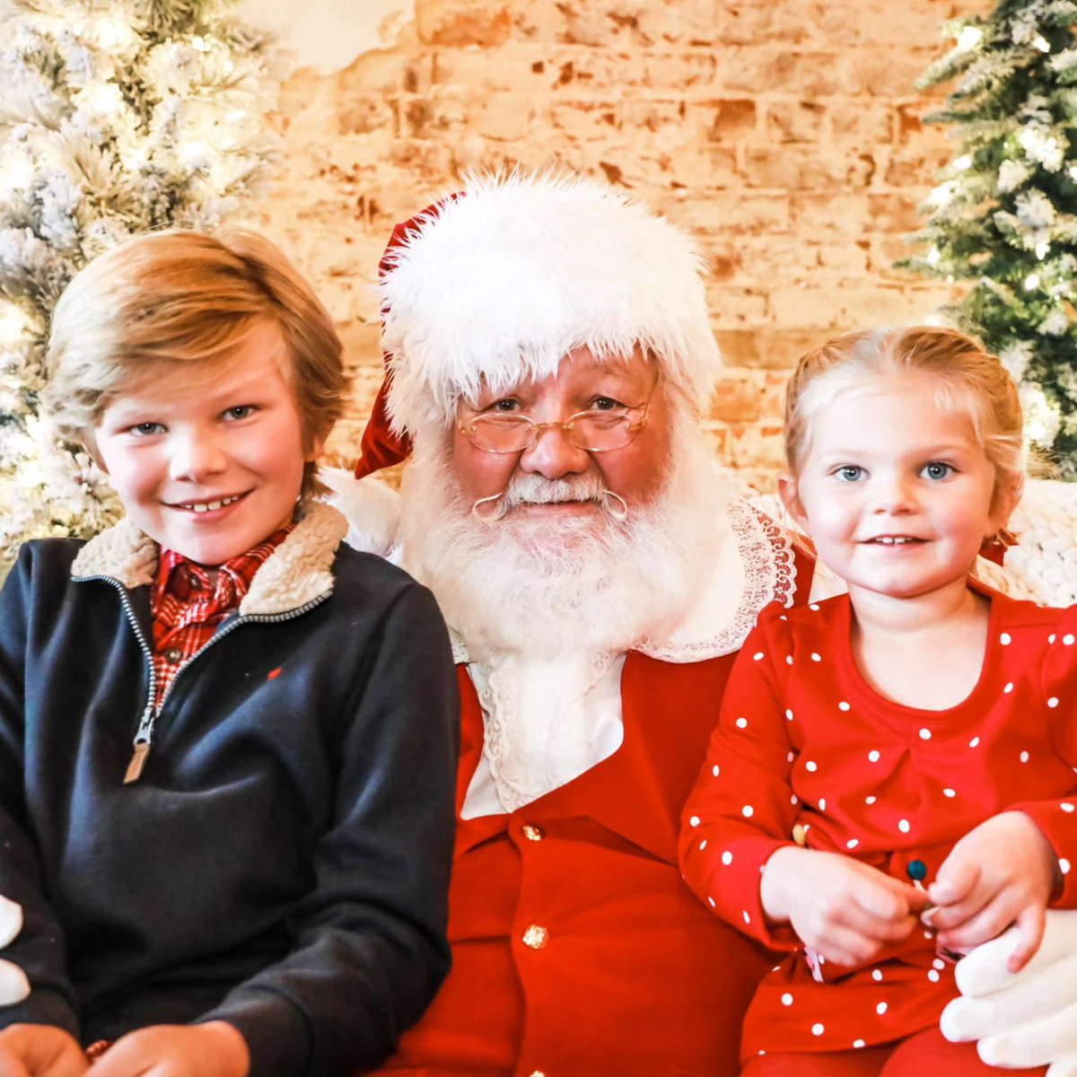 MadeInGwinnett's tweet image. 🎅 Sunday, November 12th, #SANTA will be visiting the @slowpoursundaymarket for Christmas photos with @AHallPhotograph @slowpourbrewing in #downtownLawrenceville Book now bookedin.com/book/amanda-ha… 📸  #theDTL #GwinnettPhotographer #ChristmasPhotos #SantaPictures #LawrencevilleGA