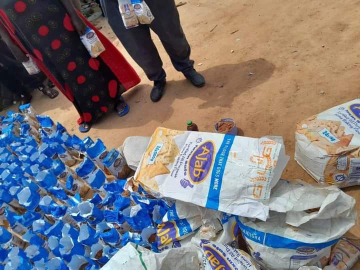 Goddie_Ke's tweet photo. NEWS UPDATE

Police in Tana River have arrested a trader who has been selling sand packed in flour packets

Amekua akiuza mchanga kama Unga ya Ajab😂 https://t.co/Lf6jhUp5FI