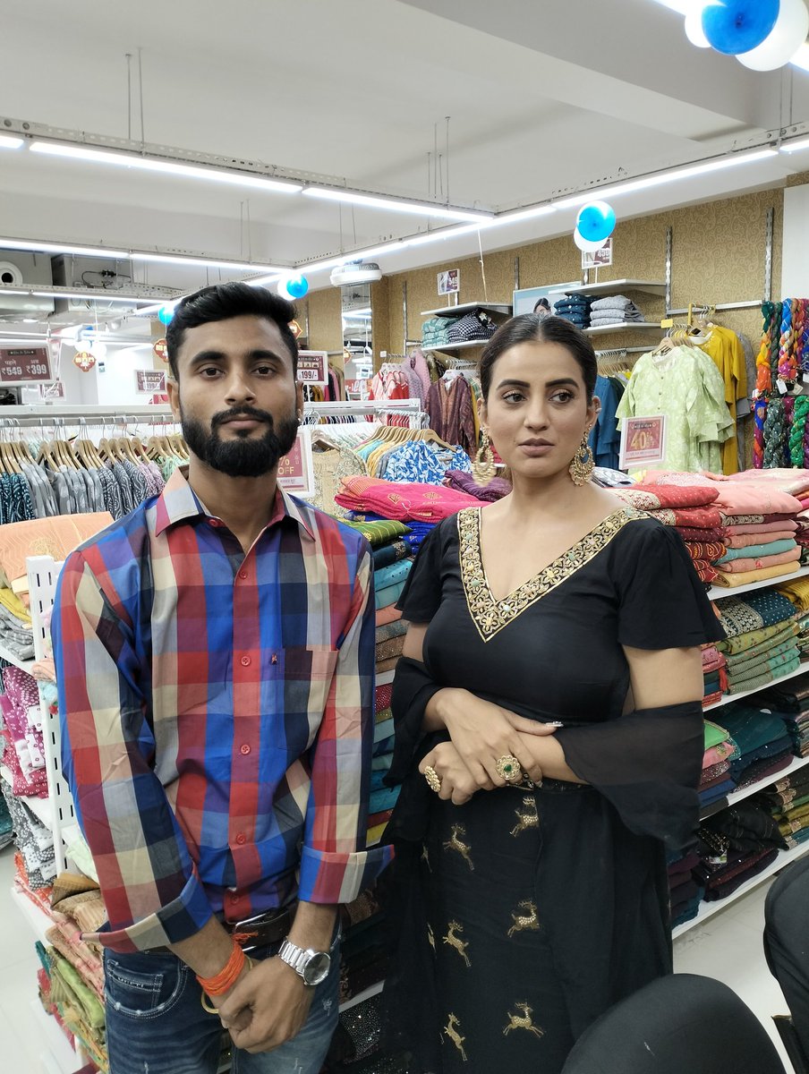 PrincePandeyBth's tweet photo. आज फिर 11महीना बाद भोजपुरी फिल्म अभिनेत्री अक्षरा सिंह जी से मुलाकात हुई। https://t.co/Cq8S2gnAzl