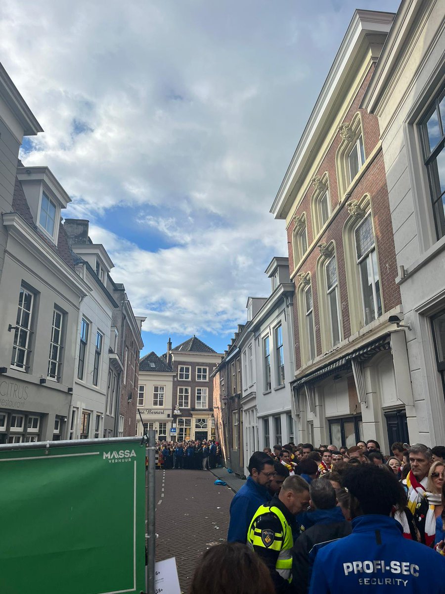 De rellen in de Lange Putstraat gaan bijna beginnen. Achterin de hooligans van Zandhazendorp, op de voorgrond hooligans van Oeteldonk.