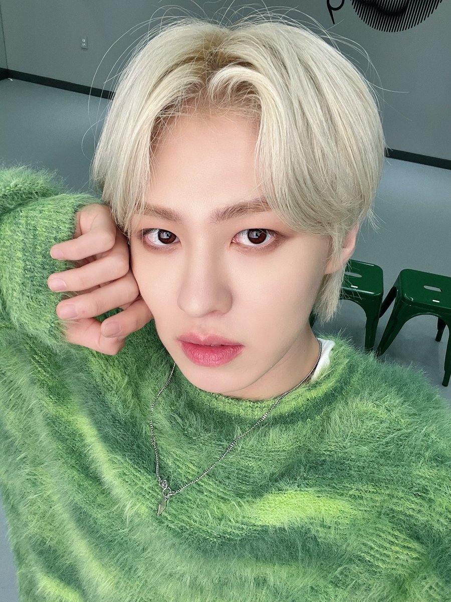 by_EPEX's tweet photo. [#에이든]

���록초록한 주말🍀

#EPEX #이펙스 #AYDEN #에이든 https://t.co/zQsal6VMaT