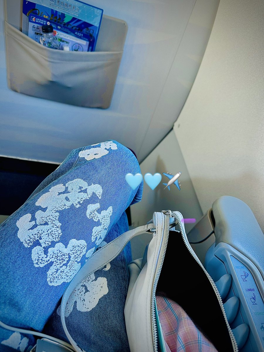 NewJeans_twt's tweet photo. Bunnieeeesss ^^
The light of my life🩵🩵✈️🩷🩷
two days in Macao and I’m already in love!! Thank you for the wonderful welcome!!  Can’t wait to visit again and hopefully stay a little longer!! Heheh 
sending lots of kissies!!! Mwah 😘

#NewJeans #뉴진스 #DANIELLE #다니엘 #DaniTravels