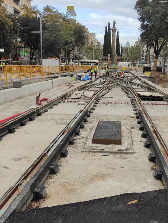 EnginyeriaCiviI's tweet photo. Dijous 9 de novembre s’ha fet la darrera soldadura dels carrils de les obres de connexió dels tramvies per l’avinguda Diagonal de Barcelona entre Plaça de Les Glòries i la Plaça Mossèn Jacint Verdaguer
#tram #mobilitat https://t.co/UWsk7cntbA