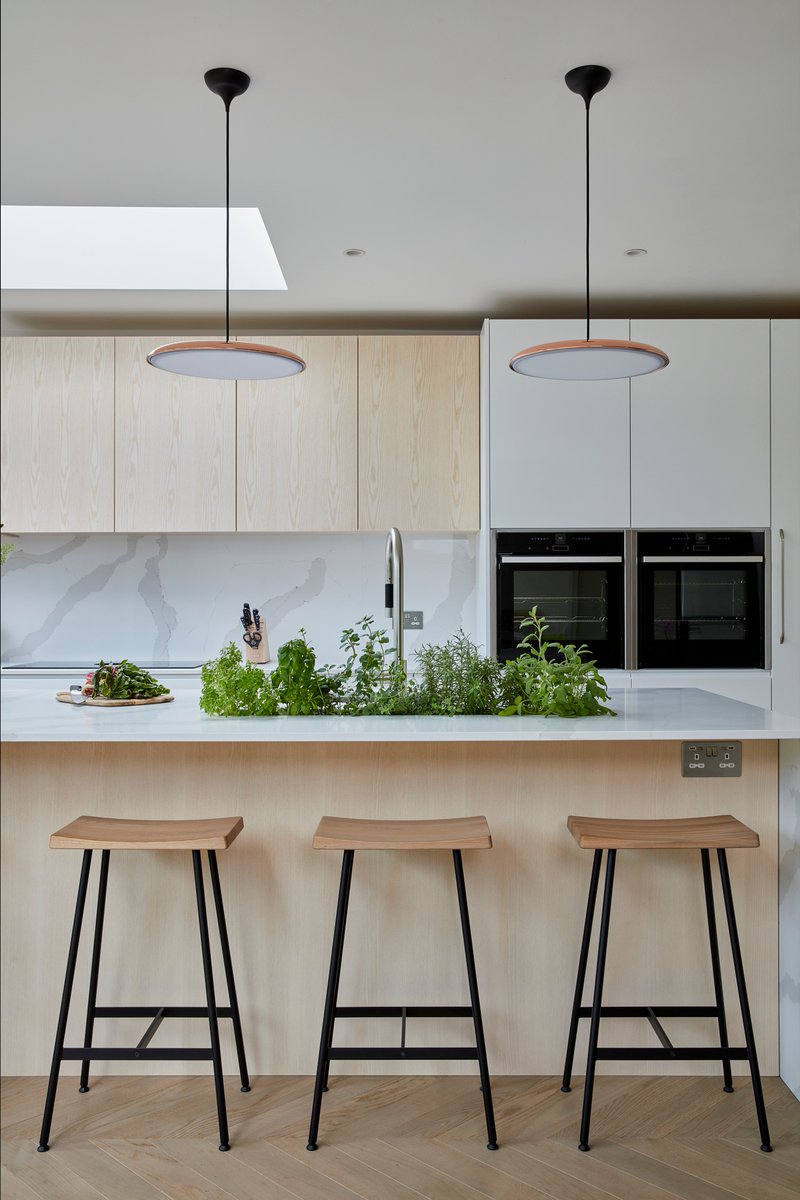 A modern masterpiece! The limed ash cabinetry pairs effortlessly with the stunning artscut calacatta gold splashback and worktop, creating a kitchen that's pure sophistication #ContemporaryChic #KitchenGoals #luxurykitchens l8r.it/NgnT