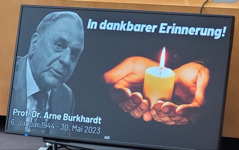 DrChristinaBaum's tweet photo. Im #Bundestag gedachten wir des Vorkämpfers für die #Wahrheit über die Gefährlichkeit der #Nebenwirkungen der Corona-#Impfung: 

#Pathologe Prof. Dr. Arne #Burkhard 

Im April hatte er für das 2. #AfD-#Corona-#Symposium zugesagt...

Alle Vorträge bald auf:
https://t.co/pYB1KyU2m4 https://t.co/m5sZZ939zR