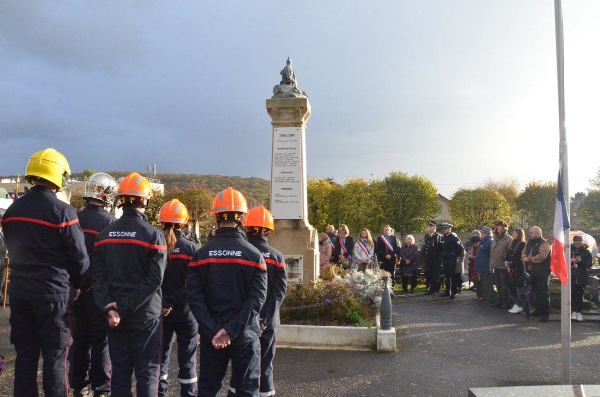 FrVigouroux's tweet photo. Dans un contexte marqué par de fortes tensions internationales, un climat social et sociétal délétère en #France, la cérémonie du 11 novembre revêtait une importance particulière. 
Merci aux Ignissois pour leur présence, tout comme les sapeurs pompiers (et jsp). https://t.co/3pYQLAv7wE