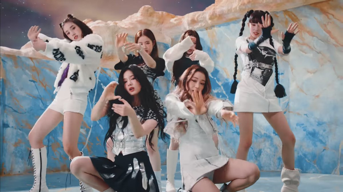 PopBase's tweet image. 3 years ago today, STAYC released their debut single ‘SO BAD.’