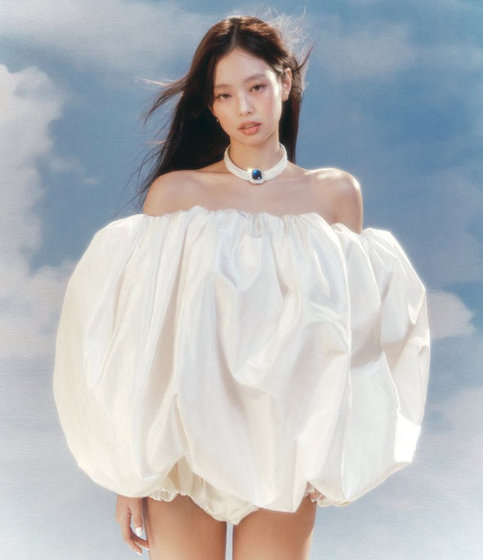AboutMusicYT's tweet photo. 5 years ago today, BLACKPINK's Jennie made her solo debut. https://t.co/mzMNgK0zHp