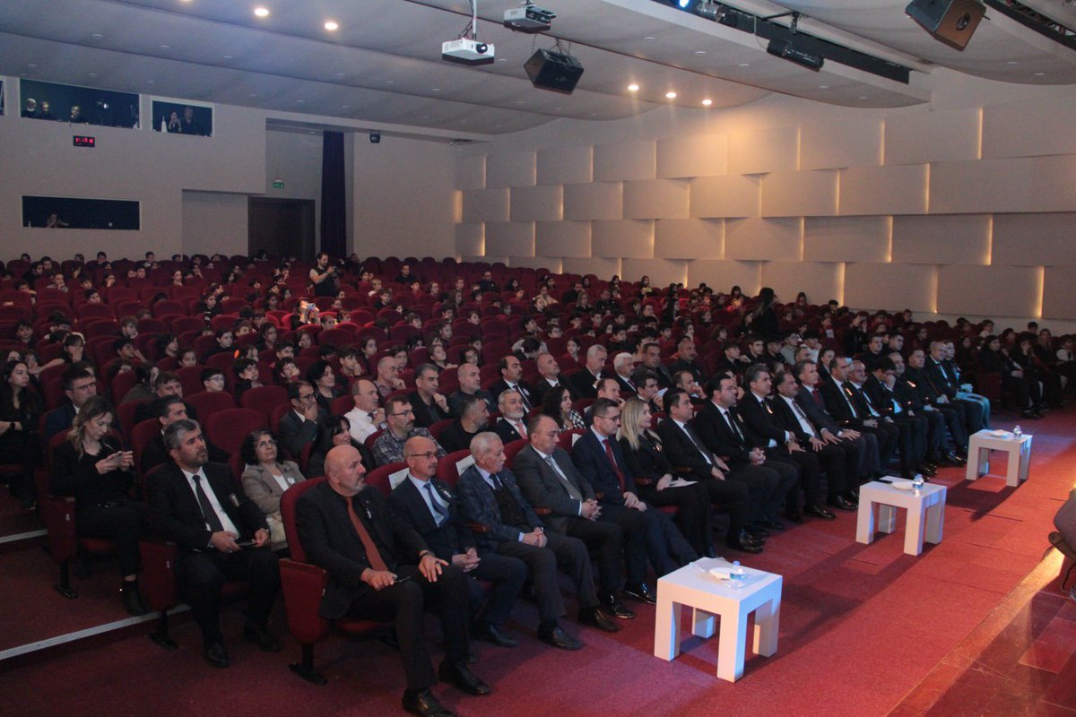 Ümraniye İlçe Milli Eğitimin düzenlediği  10 Kasım Atatürk’ü Anma Törenine Bilfen Esenşehir Okulu olarak  ev sahipliği yaptık. Ata’mızı ölümünün 85. yılında saygı ve minnetle anıyoruz. Törende görev alan tüm öğrencilerimi ve  emek veren değerli öğretmenlerimi kutluyorum. 🇹🇷🇹🇷🇹🇷