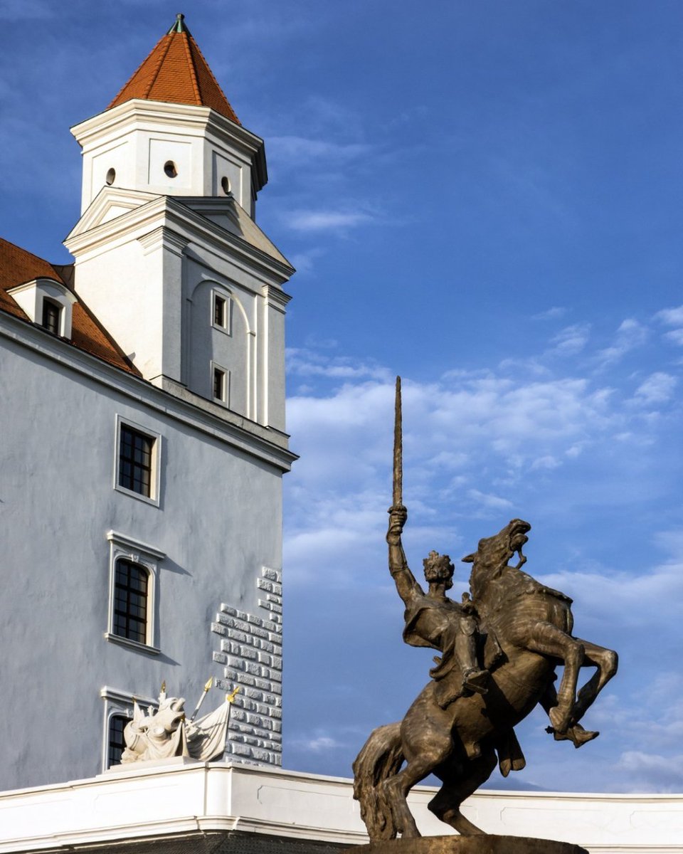 Bratislava è spesso messa in ombra dalla vicina Vienna, che dista poco più di un'ora, ma.. Attenzione 👀

La capitale della Slovacchia è una città perfetta da scoprire in autunno; sia per la sua architettura che per la sua atmosfera, la sua storia, il Danubio, i suoi monumenti😜.
