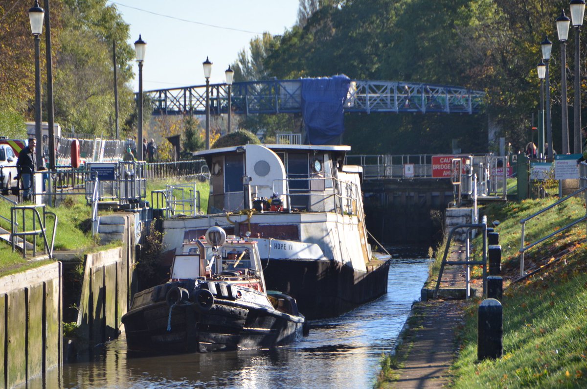 Our contractors have safely removed the barge Hope IV off the River today ,many will of witnessed its final journey from Sunbury Depot  to its disposal location .⁦<a href="/EnvAgencySE/">Environment AgencySE</a>⁩ .