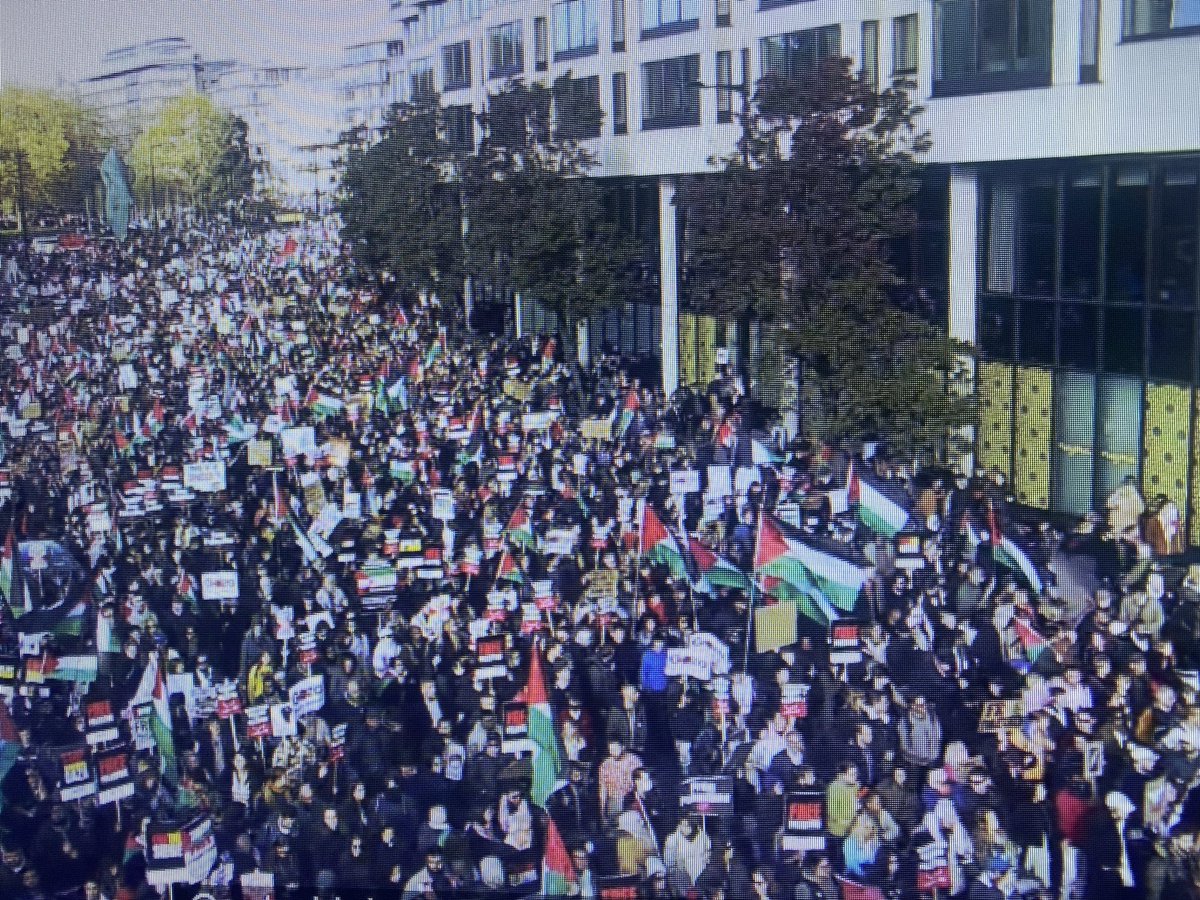metpoliceuk's tweet photo. The pro-Palestinian demonstration has set off from Park Lane. As expected there is a very large turnout. 

There have been no incidents related to this protest so far. The significant policing operation is continuing and we’ll post any relevant updates here. https://t.co/JHNsNqOhgl