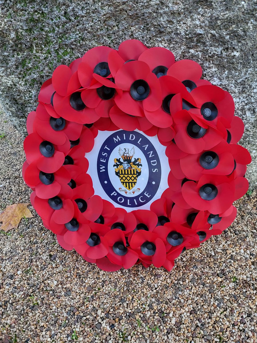 Sgr Gutheridge has laid a wreath of remembrance in #Olton on behalf of the LEOS team to honour our fallen & in the continued promise to remember their sacrifice for us all. #lestweforget #RemembranceDay2023