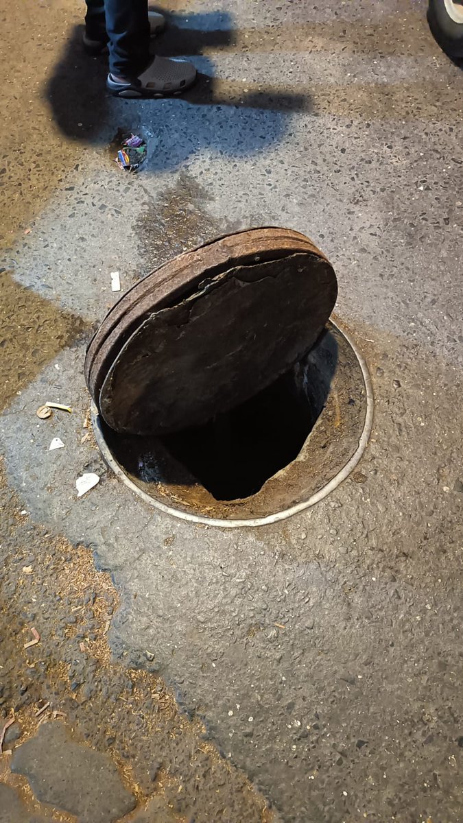 maktweet03's tweet image. I'd like to bring attention to a broken chamber on andheri kurla road, andheri east. It's affecting the safety of residents, and immediate attention is needed. Opposite neel kamal shop.@mybmc @manishvalanju @mybmcWardKE #RoadSafety #InfrastructureIssue"