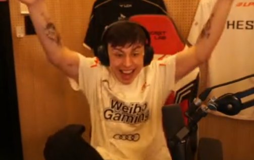 WeiboGamingLoL's tweet photo. Current mood: https://t.co/9ApyKVaEjg