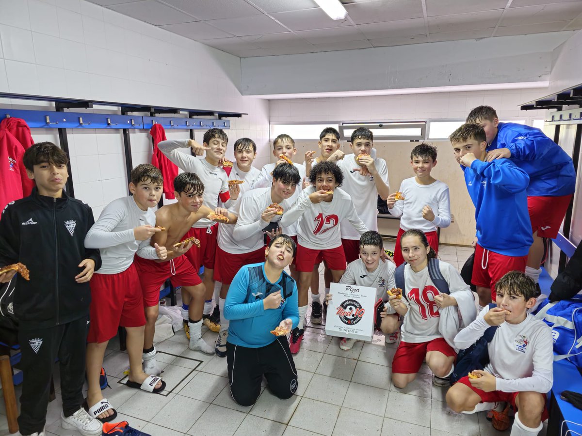 Queremos agradecer a Gabriel del Nivel 10 y Los 3 Barriles por el detallazo de traer unas pizzas al Infantil A después de su victoria contra el C.D. Arenas de Frajanas B.

👏🏼👏🏼👏🏼👏🏼👏🏼👏🏼👏🏼👏🏼👏🏼👏🏼👏🏼👏🏼👏🏼👏🏼👏🏼👏🏼👏🏼