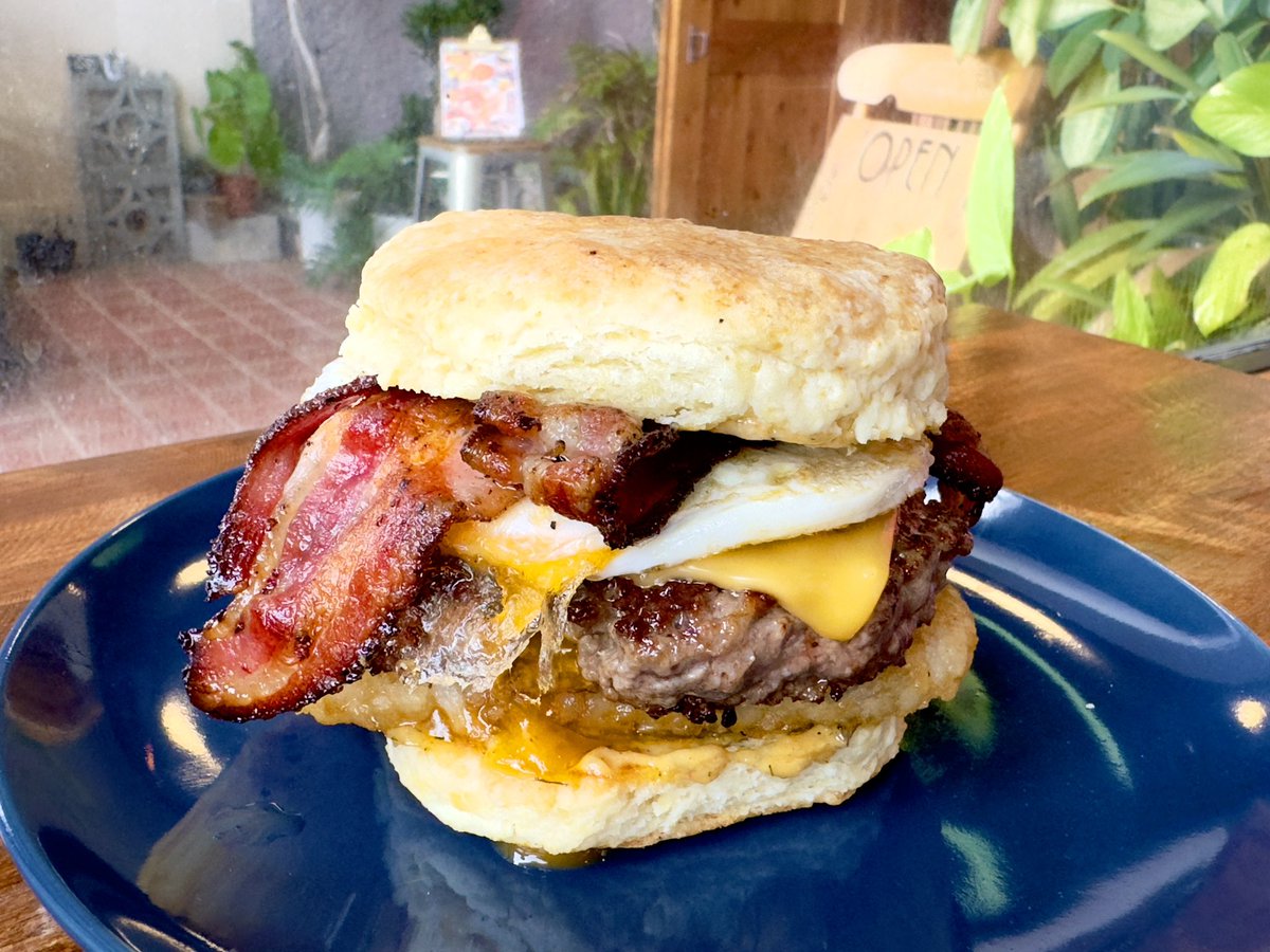 DarthBacon317's tweet photo. Been making some amazing burgers and sandwiches recently! @Baconbarjp #okinawa #baconbarjapan #japan #burger #wagyu #おきなわ https://t.co/6XnIGz7241