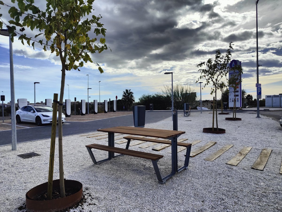 ClubTeslaES's tweet photo. En el Supercargador de Castellón (12V4) Tesla no sólo ha urbanizado e instalado la zona de carga, sino que también ha urbanizado la zona de enfrente dotando al SuC de una mesa de picnic, varios bancos, árboles y una fuente para mascotas. 
#Tesla #supercharger #futureiselectric https://t.co/EeACOLQIem