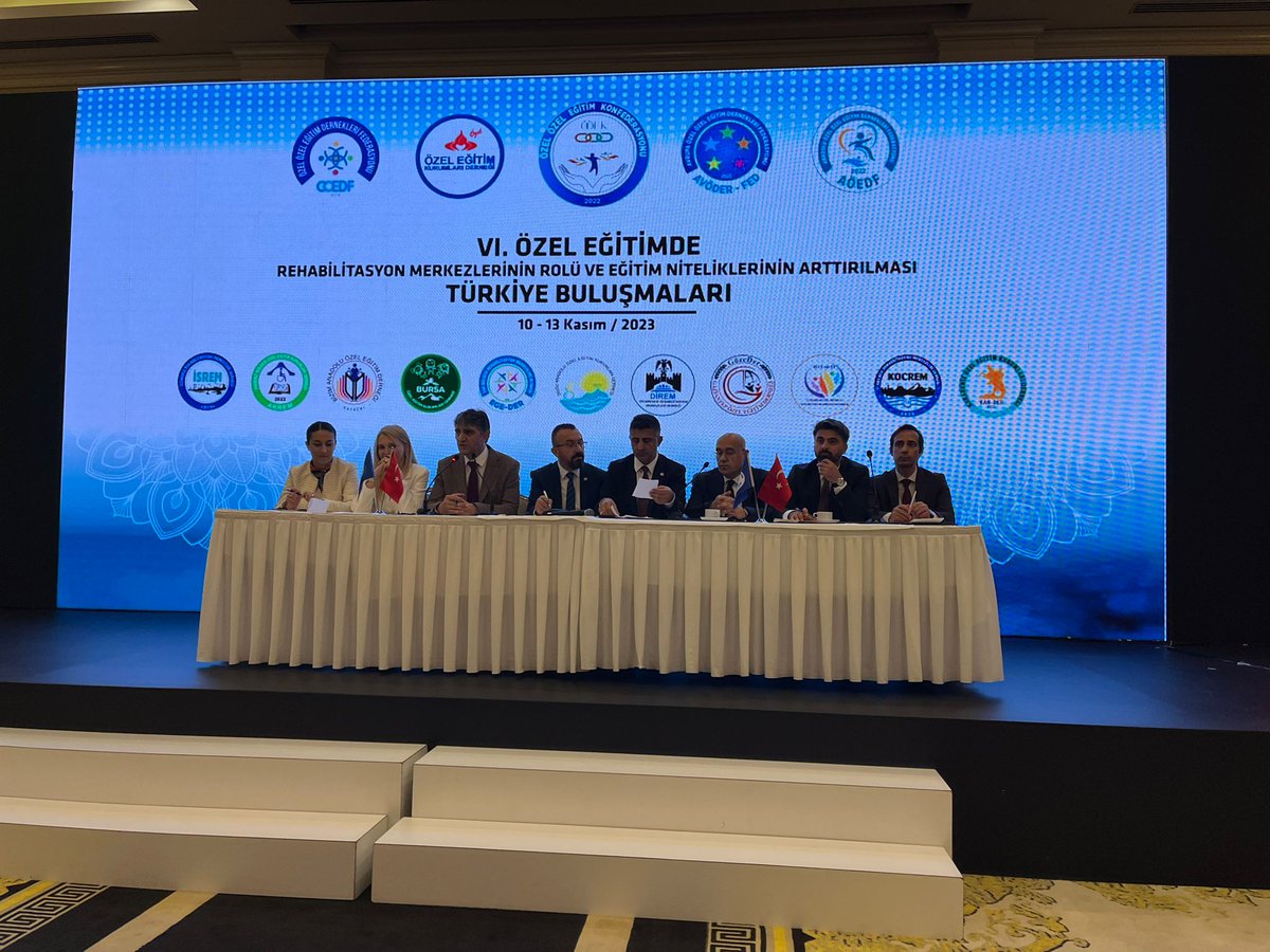 Özel Öğretim Kurumları Genel  Müdürlüğü ve  Özel  Eğitim ve Rehberlik  Hizmetleri Genel  Müdürlüğü,daire başkanları ve şube müdürlerinin katılımıyla gerçekleşecek olan panelimiz de panelistler sunumlarını gerçekleştiriyor.