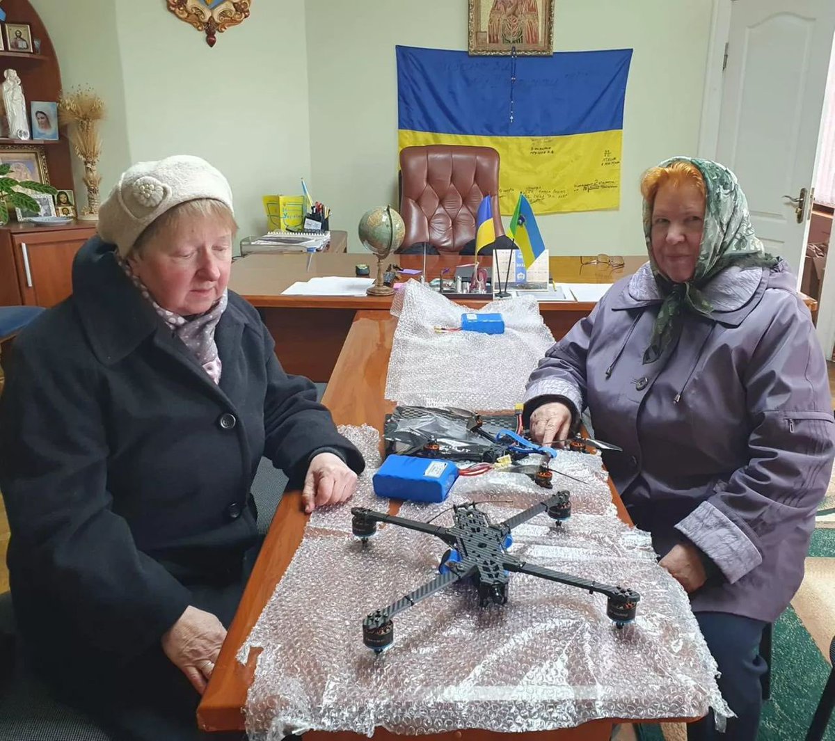 ⚡️Two 🇺🇦Ukrainian pensioners bought two kamikaze FPV drones for the 10th separate mountain assault brigade at their own expense The woman collected money for two drones from her own pension - almost 20 thousand hryvnias ($530) each. To understand, the average pension in Ukraine