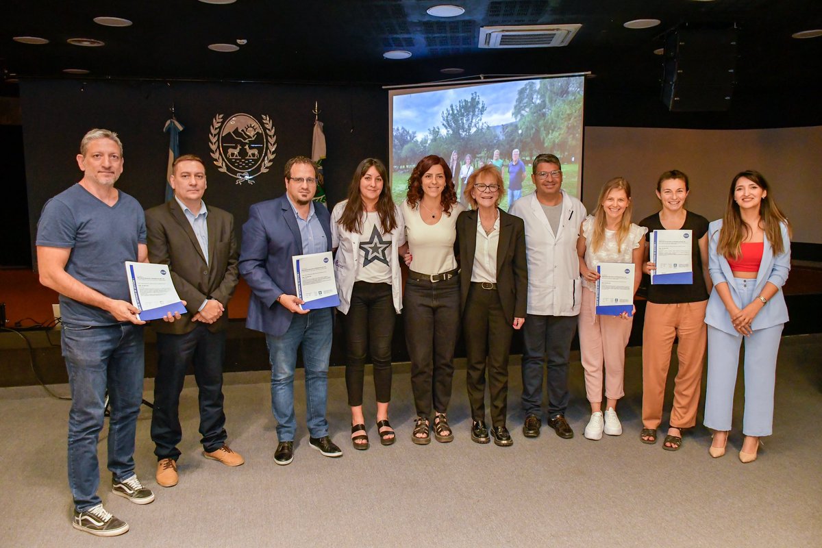 En el Día Mundial de la Calidad se entregaron certificados a los trabajadores de distintas áreas gubernamentales 📃🙌

Más info 👉 acortar.link/K8XxNv