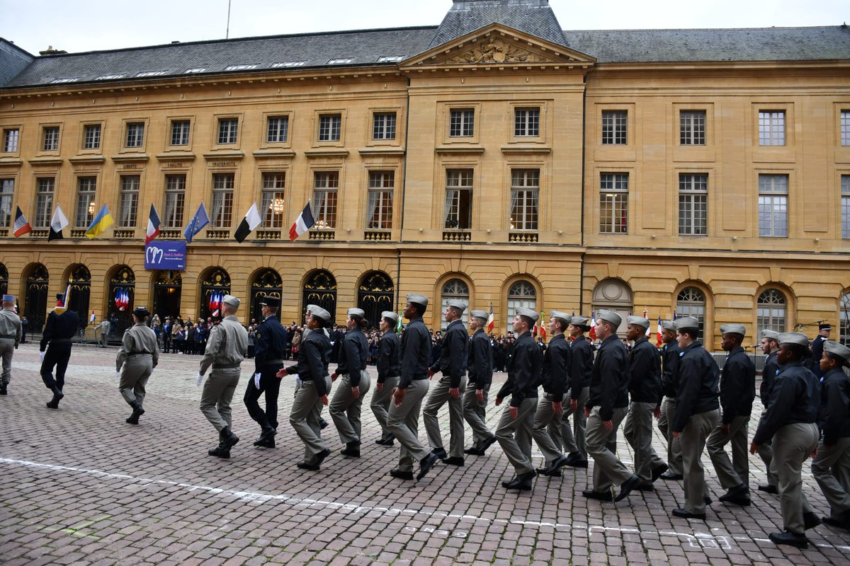 #Metz |🌹🇫🇷 Nous nous sommes réunis ce 11 novembre sur la Place d'Armes de Metz pour commémorer le 105e anniversaire de l'Armistice de 1918. 🕊️ Ensemble, honorons le passé, célébrons le présent et inspirons le futur. 🎗️ @armeeszne @SGArmees
