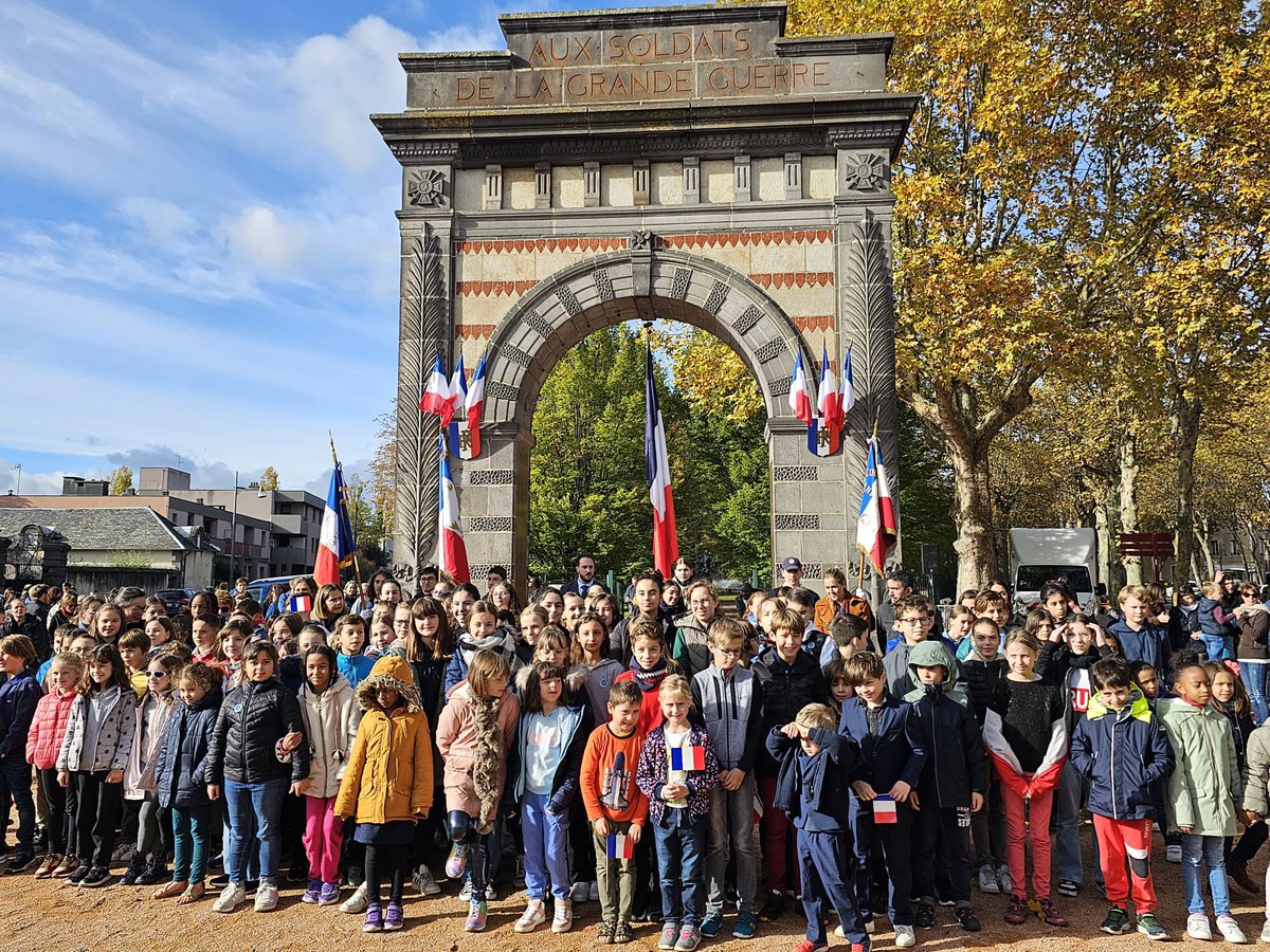 De nombreux Riomois et bcp d’enfants venus commémorer #Armistice de 1918. En ces temps troublés, souvenons-nous des souffrances de nos aînés et partageons celles des peuples encore meurtris par les guerres. Faire corps autour d’une mémoire partagée, pour avancer dans l’Histoire.