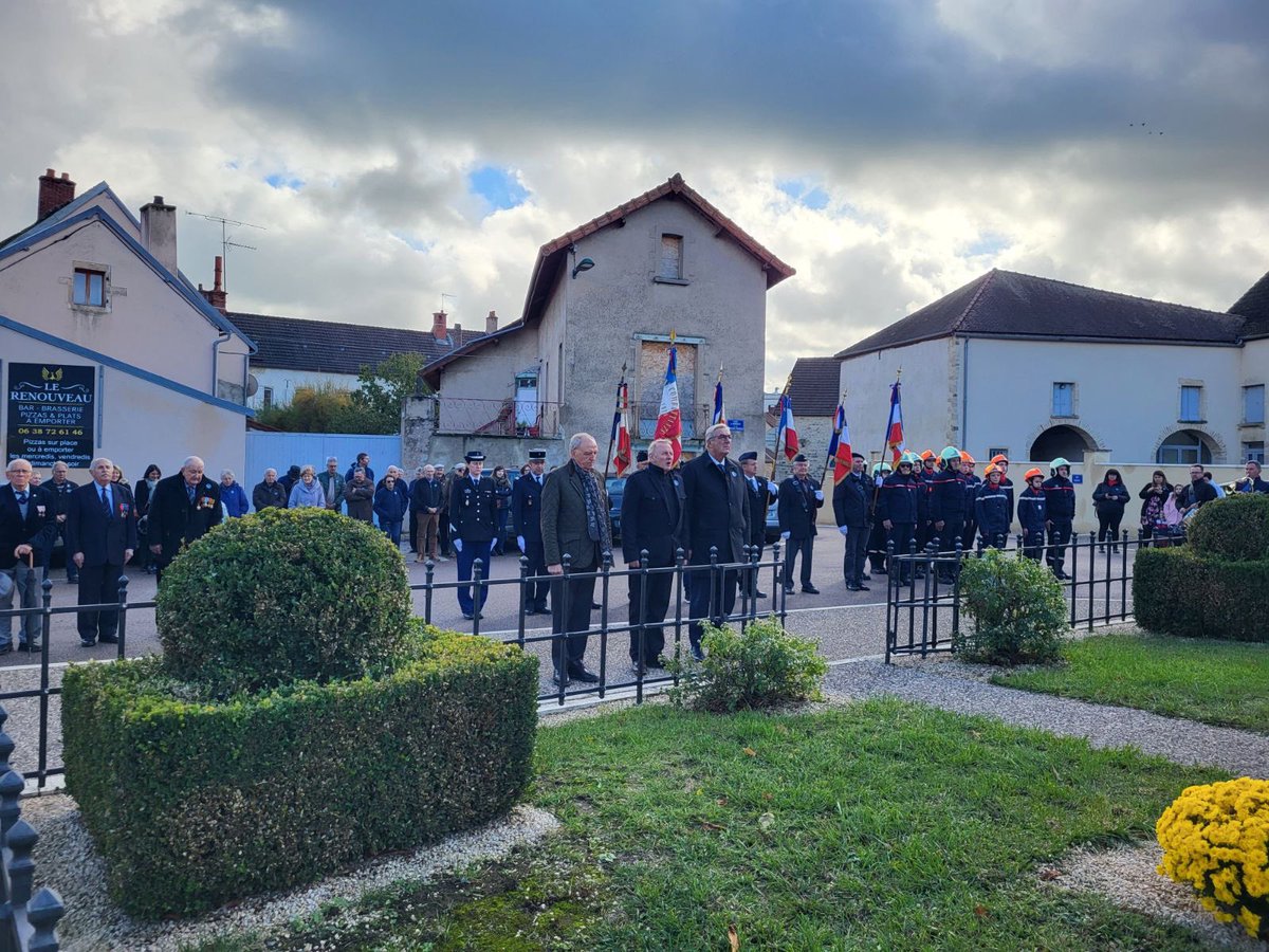 Sauvadet's tweet photo. 🇫🇷 Une commémoration qui s’est prolongée en fin de matinée devant le monument aux morts de #Vitteaux.
En ce 105ème anniversaire de l’Armistice de 14-18, transmettre la Mémoire et l’Histoire de notre pays, notamment à notre jeunesse, est plus qu’une nécessité : c’est un devoir. https://t.co/et0OEALLgt