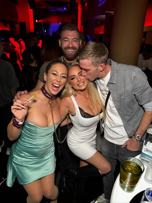 Captions Please 👀 https://t.co/eNvkiL1Cjt<a href="/tag/sph"class="tags"><span>#sph</span></a>