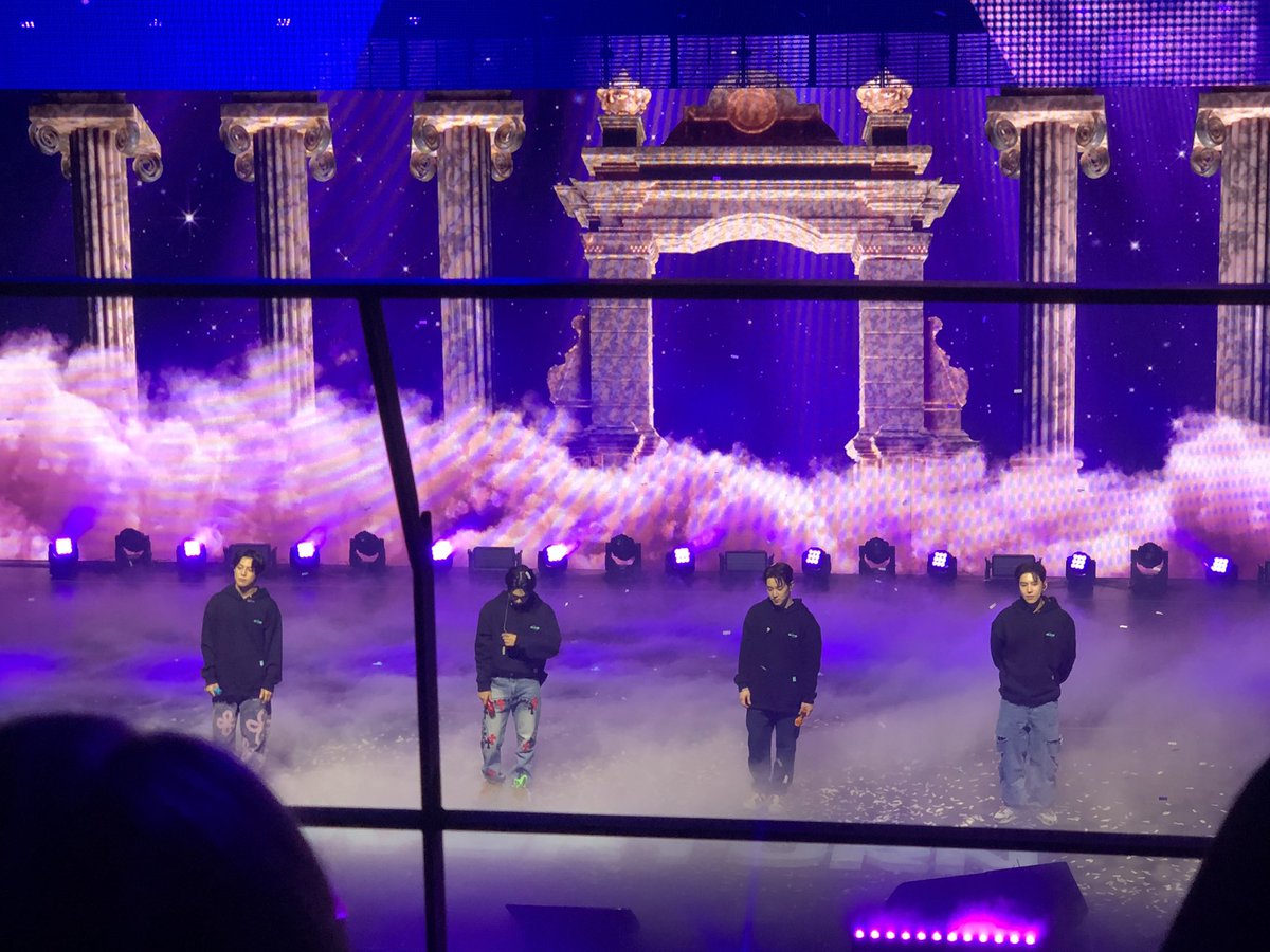 너무 오랜만이기도 하고 현생에 정신없이 치여
사실은 좀 의무적이라 할 정도의 참석(?!)이었는데

적어도 세 번 이상의 울컥함을 느끼고
강유찬 이목구비 확인해서 광광 울다
노래란 노랜 다 따라불러서 목이 쉬어버렸다지

초이스틱 건전지 넣으면서 했던 걱정은
정말 다 하나도 쓸데없는 것이었다