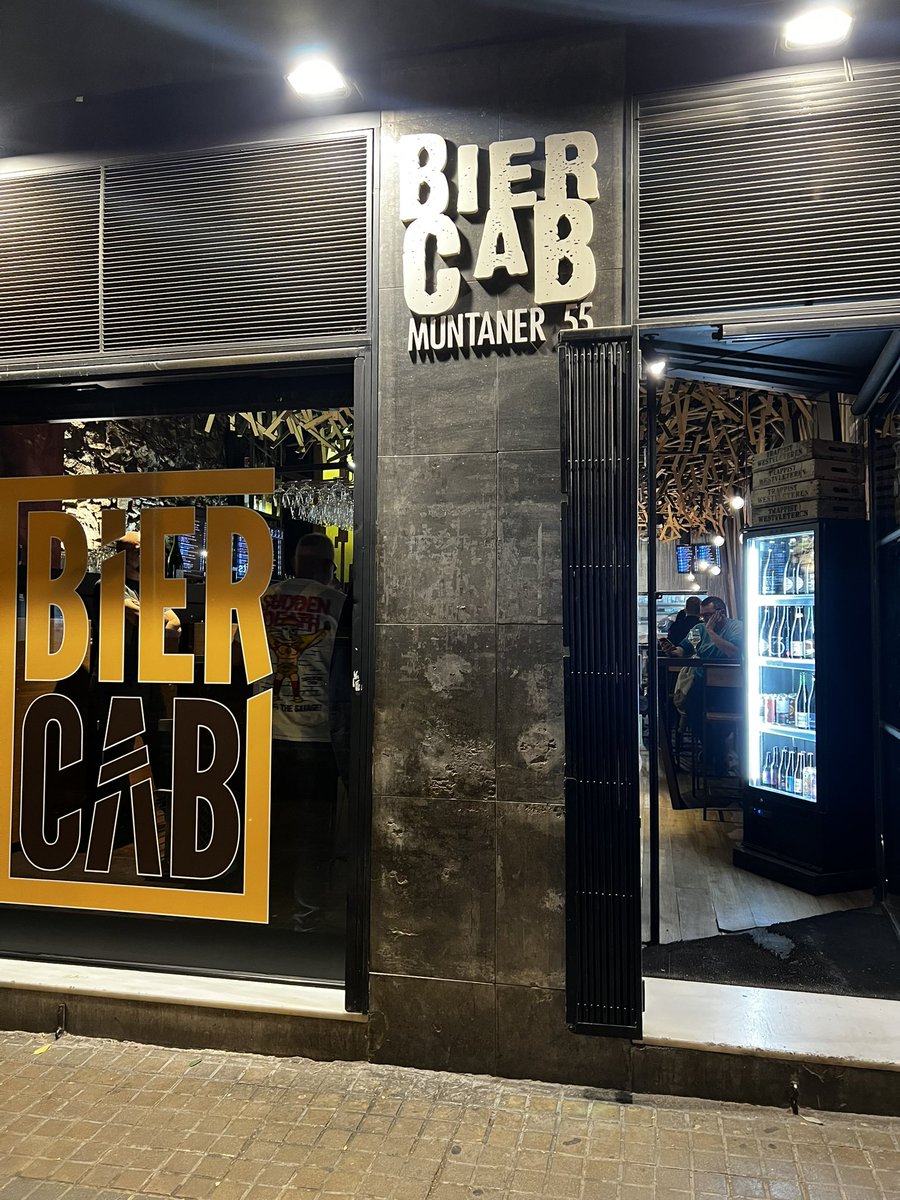 Uno dei posti più speciali dove sentirsi a casa, grazie al nostro mitico Manolo #lambraterulez #Biercab #monarcalambrate #inimitabilmentelambratesi #beerporn