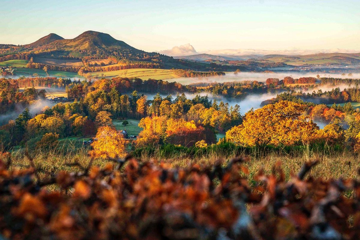 Autumn in the Borders; Scott’s View, the viewpoint near Melrose overlooking the valley of the River Tweed, which is reputed to be one of the favourite views of Sir Walter Scott 🍁

#scottsview #autumn #fall #weather #melrose #rivertweed #sirwalterscott #scottishborders #scotland