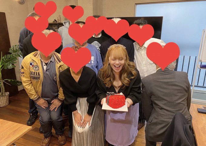 バースデーオフ会来てくれた皆様ありがとうございました🥳💓どうだったかな？私は凄く楽しかったし幸せでした🫶🏻撮影会もやってなかったから本当に久しぶりにファンのみんなと触れ合えて元気もらったよっ👍🏻✨ プレゼントも沢山&hellip;🥹お花屋さんになった気分💐✨ またみんなに会えますように😌&hellip;