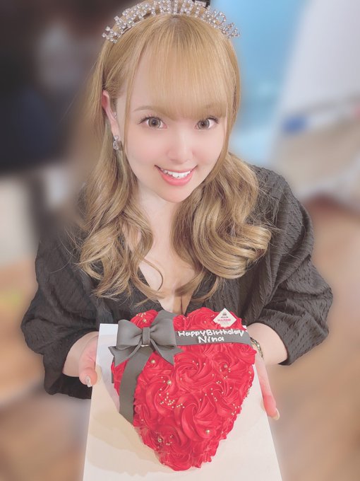 バースデーオフ会来てくれた皆様ありがとうございました🥳💓どうだったかな？私は凄く楽しかったし幸せでした🫶🏻撮影会もやってなかったから本当に久しぶりにファンのみんなと触れ合えて元気もらったよっ👍🏻✨ プレゼントも沢山&hellip;🥹お花屋さんになった気分💐✨ またみんなに会えますように😌&hellip;