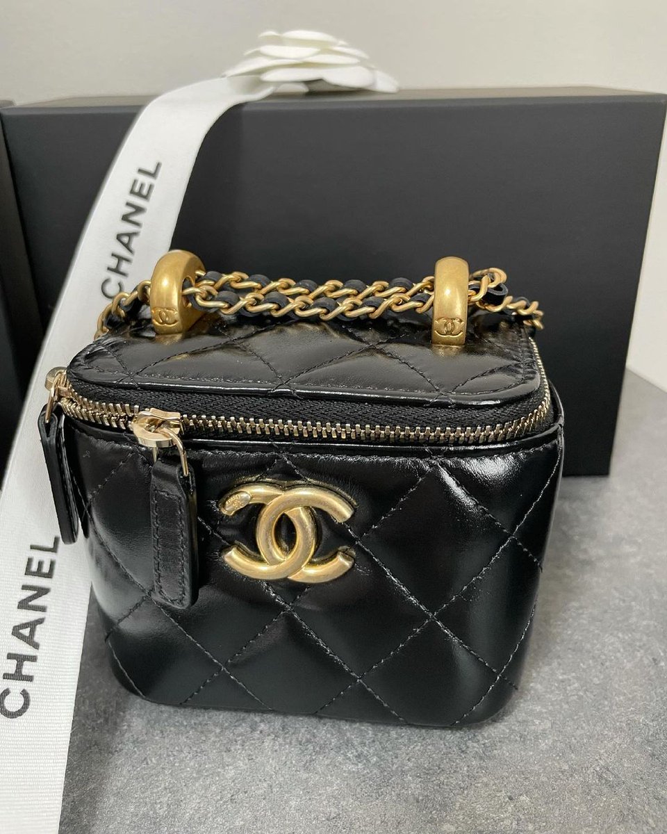 ekoperdianto's tweet photo. 最近のCHANELは高すぎる〜っ😂と思いつつ心を鷲掴みにされるアイテムと出会えたらきっとこれからも買ってしまうのだろうなぁ…

#ミニマトラッセ #シャネル好き #シャネル沼 #買い物好き  #山登り #登山 #山が好き #山が好き #山登り #仕事おわ登山 #簡単ハイク⁡⁡#日の出 #ご来光 #朝日 #朝駆け https://t.co/HrUV3o4Pro