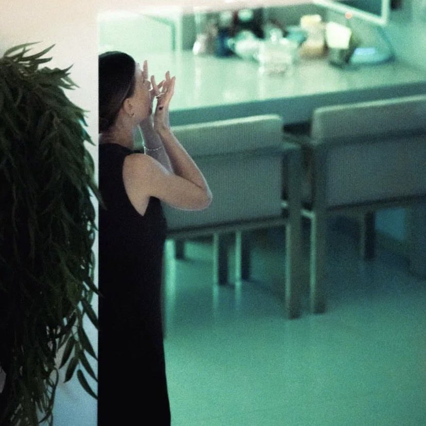 и пока эта муха будет гладить свои лапки,
я буду говорить, что у меня все в порядке.

в среднем человек в день может врать до двухсот тысяч раз.
вот и я солгу сейчас.

а потом ты уйдешь, ты уйдешь, а я останусь.
станет странное сердце, бестолковая усталость.