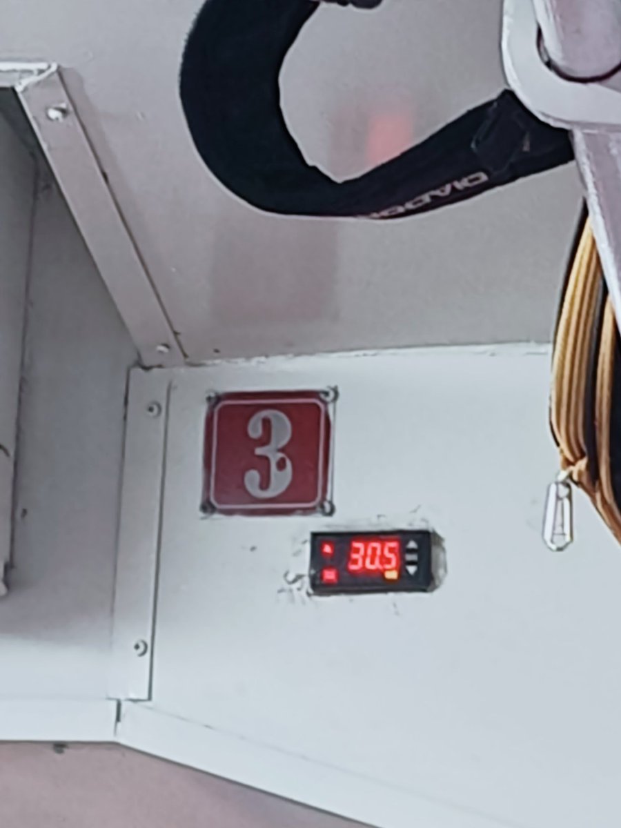 dithanarendra's tweet photo. Huft, naik kereta ekonomi utk kedua kalianya pulang pergi.. Suhunya segini, anginnya ga kerasa sama sekali 🥵.. Udah di kecilin, tetep we ga berasa.. https://t.co/XrR0ng4O8i