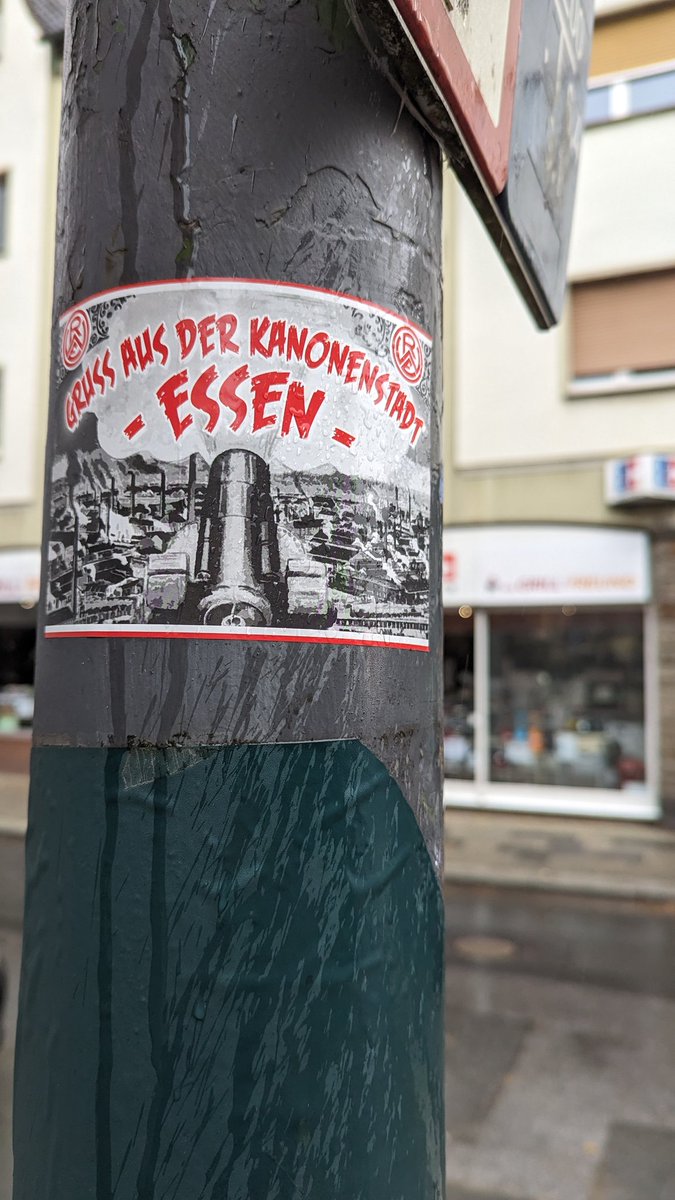 Auch toll dieser Kleber, der Essens Rolle als wichtigste "deutsche Waffenschmiede" in beiden Weltkriegen feiert. 😔

Let's not forget: ohne die Waffen von Krupp aus Essen hätte es keinen Holocaust gegeben.

Aber sicherlich sehen wir wieder alles viel zu eng.