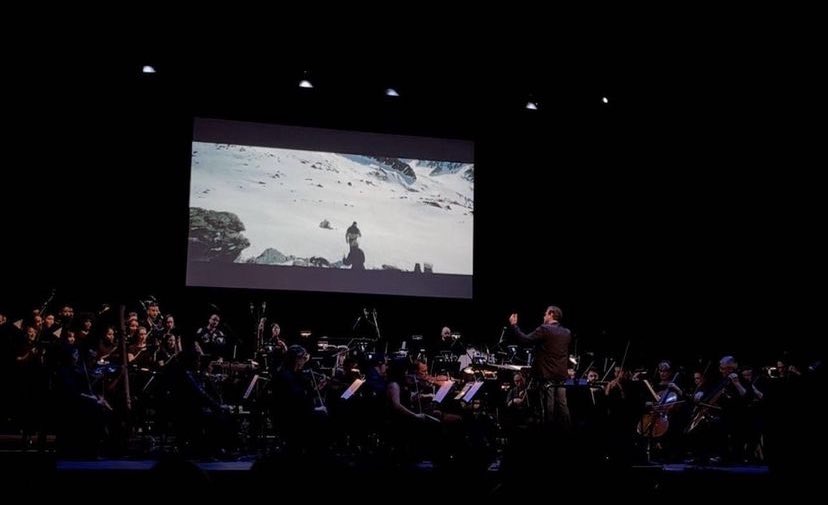 FilmBayona's tweet image. Aquí está @m_giacchino el jueves por la noche dirigiendo una suite de La Sociedad de la Nieve como parte del evento @Deadline #SoundAndScreen en Los Ángeles. Una alegría estar entre las mejores músicas de cine de este año.