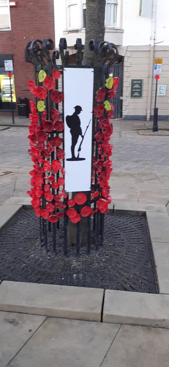 PontefractCivic's tweet photo. Yellow poppies added yesterday in support of #barnbow lasses from the Five Towns who served, some lost their lives. See you at the War Memorial today & tomorrow.
Claire Crossdale #RBL British Legion Ackworth & Pontefract @PoppyLegion https://t.co/Q0GTFUSE7r