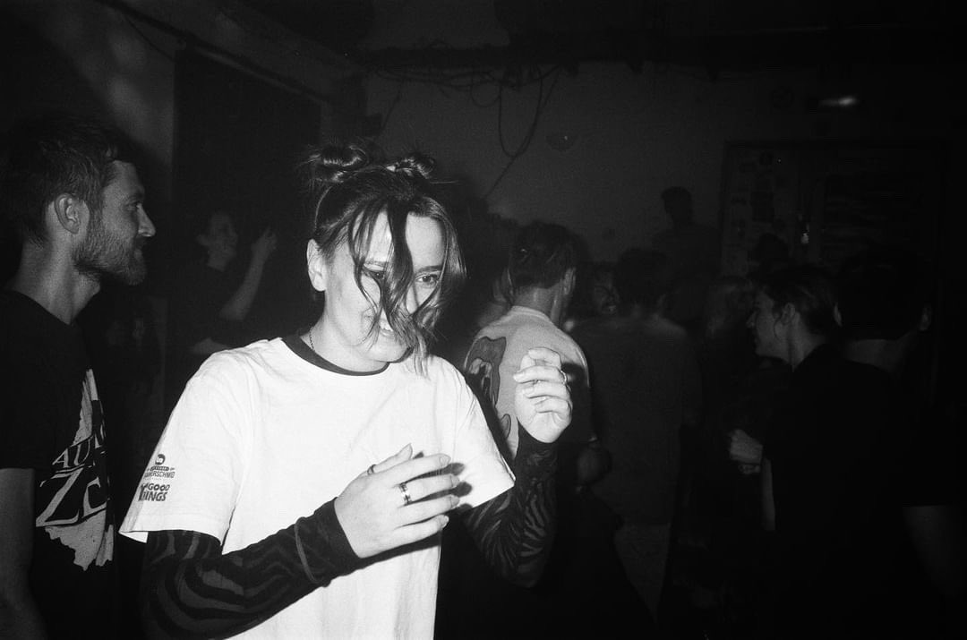 mudfightband's tweet photo. READY FOR THE FINAL SLAM?!?🕺🏻💥 LAST SHOW OF THE YEAR TONIGHT!

📍 GEI Timelkam - 9:15 PM
📸 Johanna S.

#punkrock #moshpit #mudfight https://t.co/nDqc36WtJP