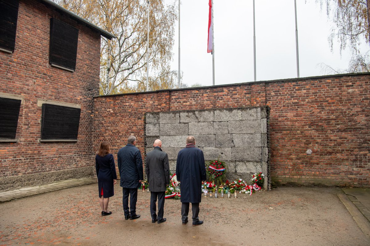 On 105th anniversary of #Poland regaining its independence <a href="/AuschwitzMuseum/">Auschwitz Memorial</a> deputy director Rafał Pióro &amp; delegation of authorities of <a href="/MiastoOswiecim/">Oświęcim</a> commemorated victims of the German Nazi camp at the yard of Block 11. 

82 years ago the 1st shooting execution took place there.