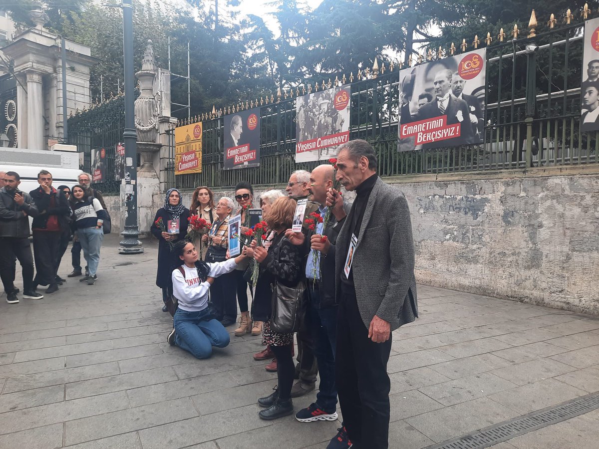 Cumartesi Anneleri/Insanlari, ellerinde karanfillerle kayıp yakınlarının adaleti için yıllar sonra ilk kez Galatasaray Meydanı’nda açıklama yapıyor. #CumartesiAnneleri972Hafta