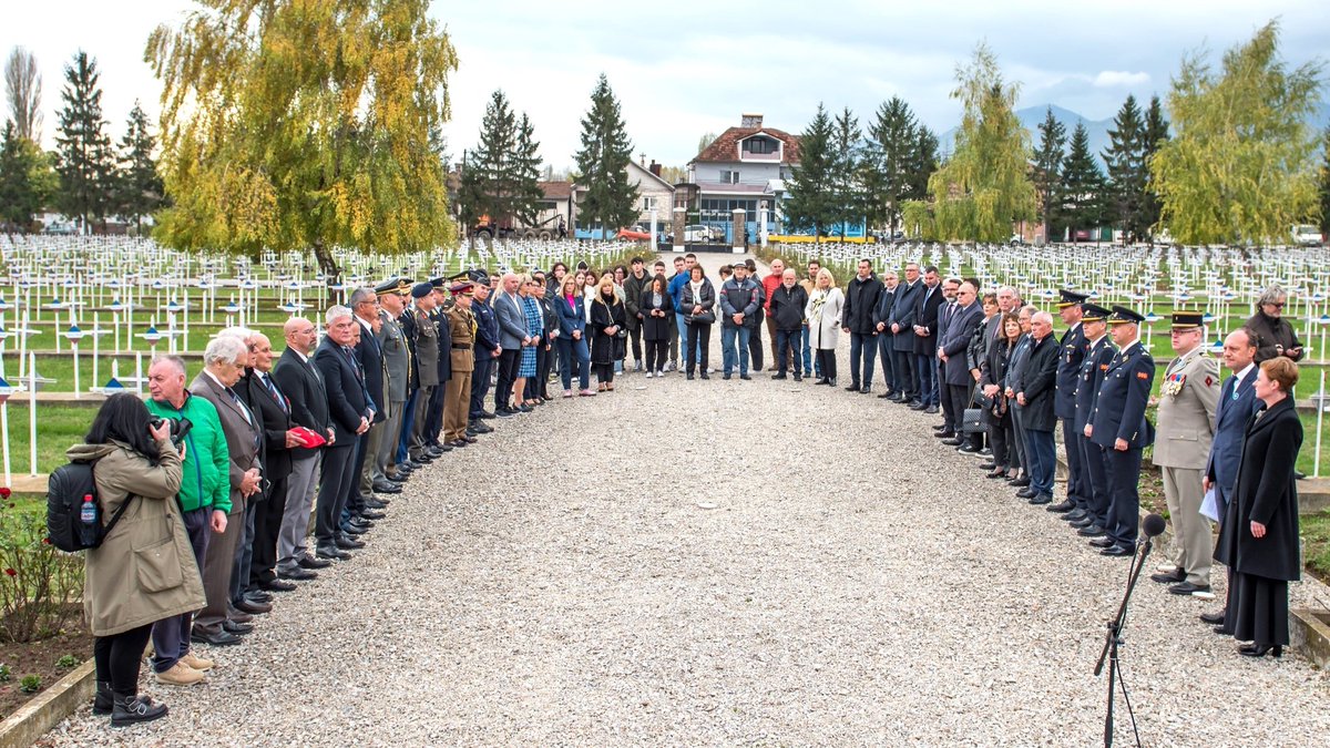 FranceMacedoine's tweet photo. Des cérémonies ont été organisées pour commémorer le 105ème anniversaire de la fin de la Première Guerre mondiale. Les ambassadeurs 🇫🇷 et 🇩🇪 ont procédé ensemble à cette commémoration, aux cimetières militaires de #Prilep et de #Bitola. #1GM #WW1 #FrontdOrient #11Novembre https://t.co/uCYb7UigLr