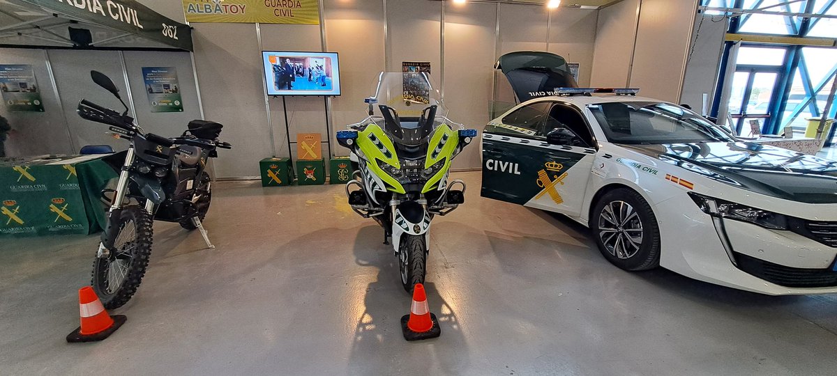 guardiacivil_ab's tweet photo. 🕙 Acaba de abrir sus🚪🚪la feria #ALBATOY en el #IFAB de Albacete, una cita obligada para la @guardiacivil_ab
Si vienes a la feria visita nuestro stand y podrás montarte en nuestros 🚔, 🏍 y hacerte una 📸con unos muñecos especiales 😉
Te esperamos hasta las 20:30 horas 👌 https://t.co/lfJMvf7E0K