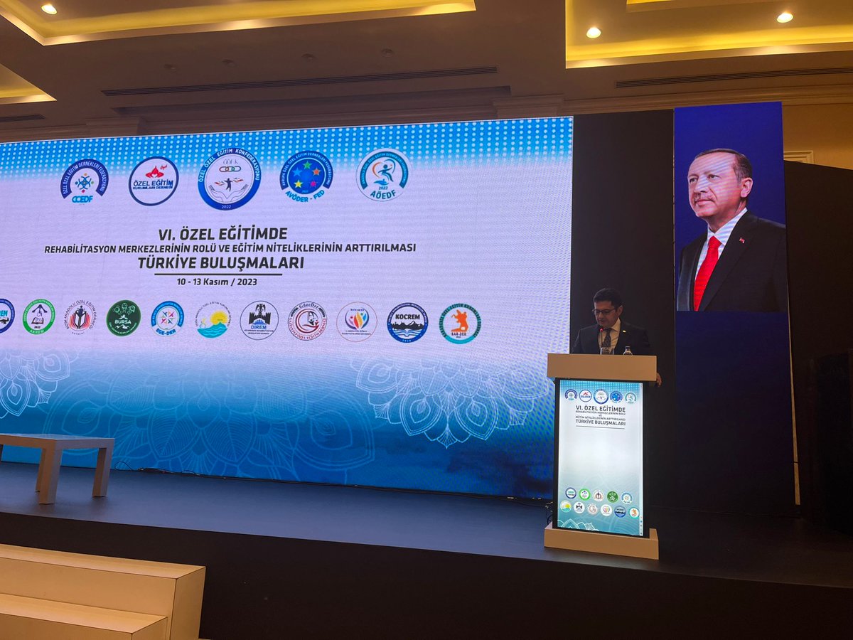 Antalya İl Milli Eğitim Müdürü Salih Kaygusuz   “6.Özel Eğitimde Rehabilitasyon Merkezlerinin Rolü ve Eğitim Niteliklerinin Arttırılması” konulu  “Türkiye Buluşmaları” programında selamlama konuşmalarını yapıyor.