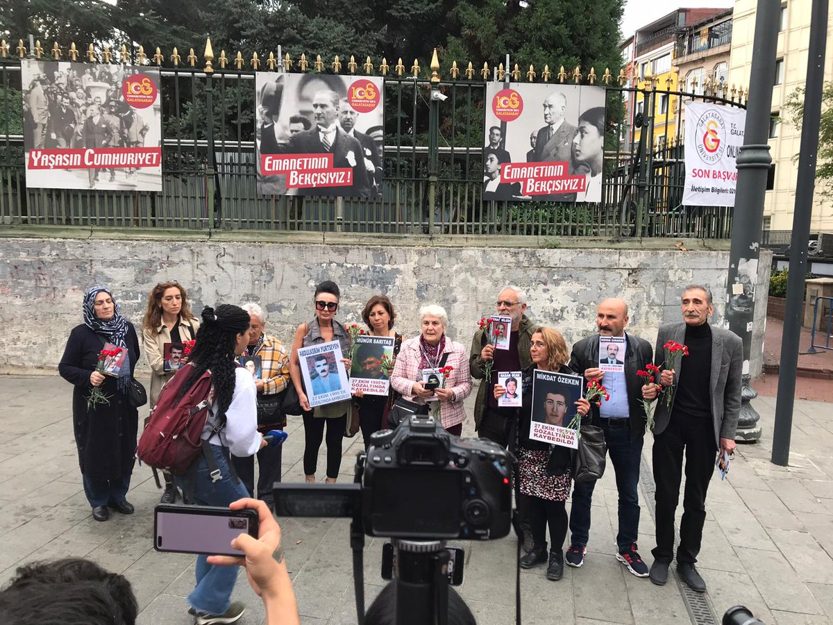 Cumartesi Anneleri eylemi ile ilgili Anayasa Mahkemesi'nin vermiş olduğu hak ihlali kararının uygulanması yönündeki ısrarlı çabalarımız sonuç verdi. 

Yeniden Galatasaray Meydanındayız.

#CumartesiAnneleri972Hafta