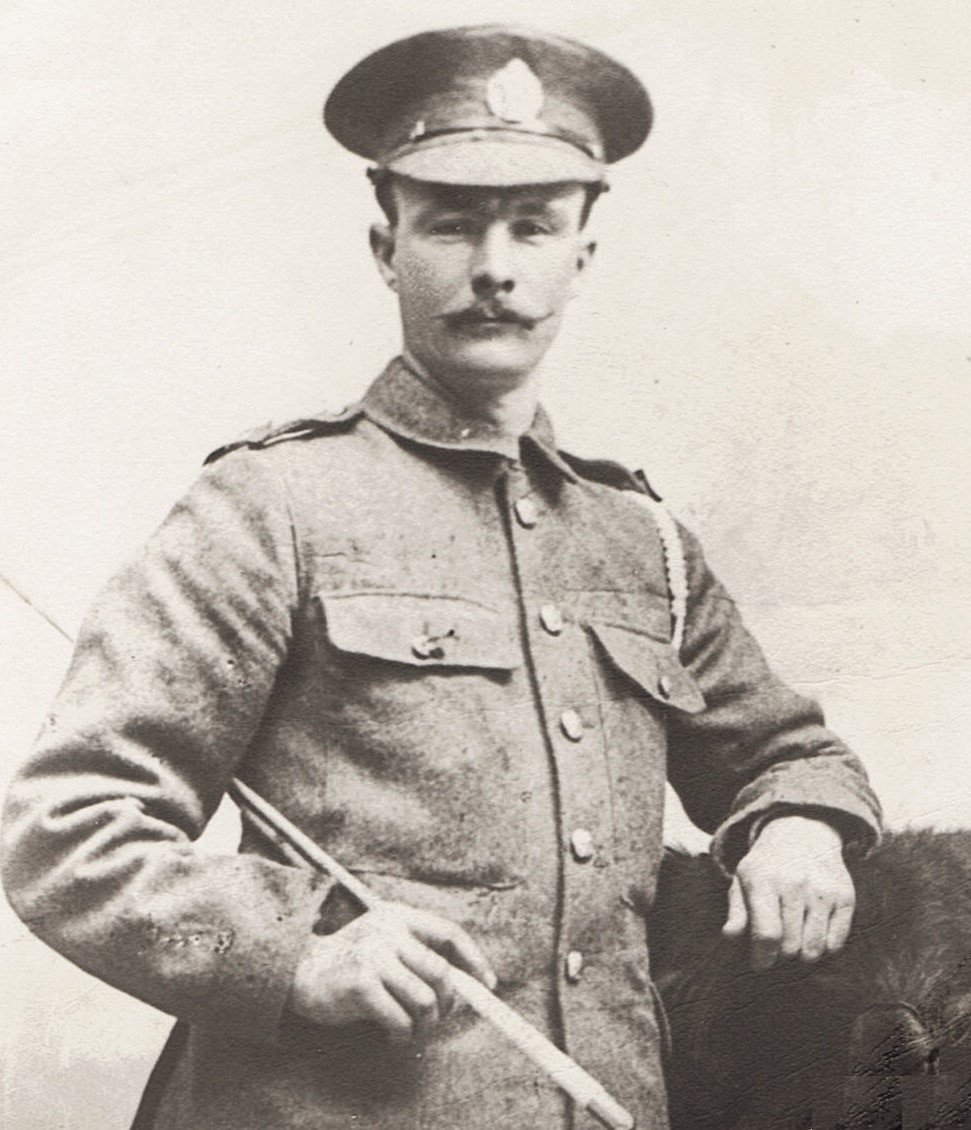 jbanningww1's tweet image. 1/ A thread on #Remembrance for #ArmisticeDay which I think you may like. On my last group tour one of the passengers was a lovely gentleman called Ralph whose grandfather, Private William Ernest Tandy, 2/1st Ox &amp;amp; Bucks Light Infantry had been killed during Third Ypres.