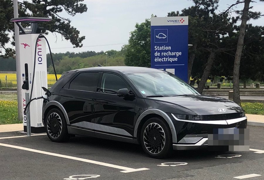 electricfelix's tweet photo. "Crazy new #IONITY pricing via #Freshmile
😀
0.25€ per kWh
+ €0.15 per min
With my EV, 10 to 80% :
- 51 kWh at € 12.75
- 18 minutes at € 2.70
€ 15,45 for 200 km of motorway🤩"
#chargingmonster #evtravelhacking #pricing
#connectingeurope 🇪🇺 https://t.co/PB5w9StaV4